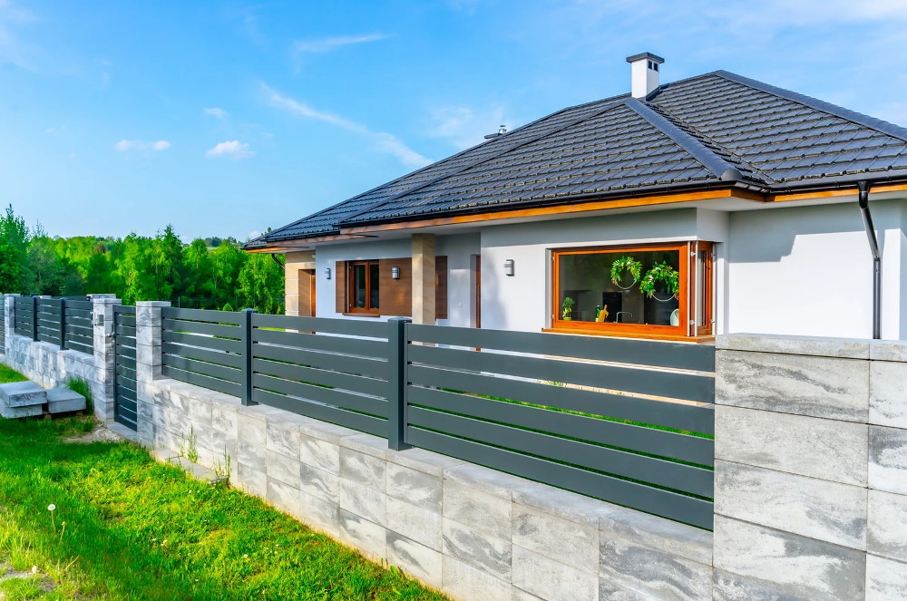 Ein moderner Zaun für Einfamilienhaus